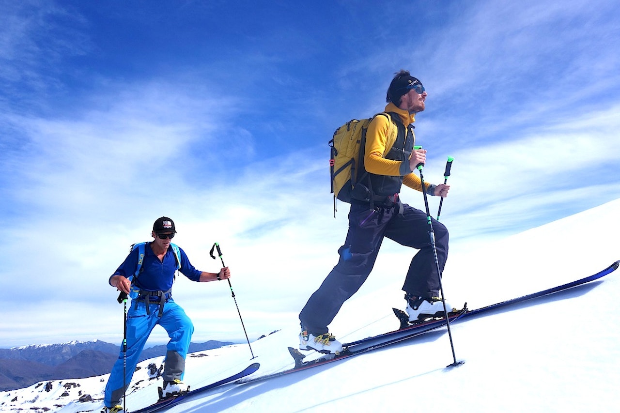 TESTTUR: Guide Martin Volken og Markers randoekspert Michael Bückers spiser høydemetere i Chile. Foto: Erlend Sande TESTTUR: Guide Martin Volken og Markers randoekspert Michael Bückers spiser høydemetere i Chile. Foto: Erlend Sande