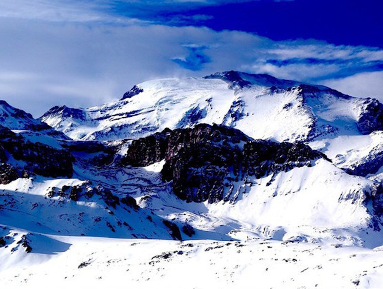 FJELLHEIMEN: En topp i Andesfjellene sett fra Valle Nevado i Chile. Lengre sør i landet lanseres Markers nye toppturbinding de neste dagene. Foto: Erlend Sande