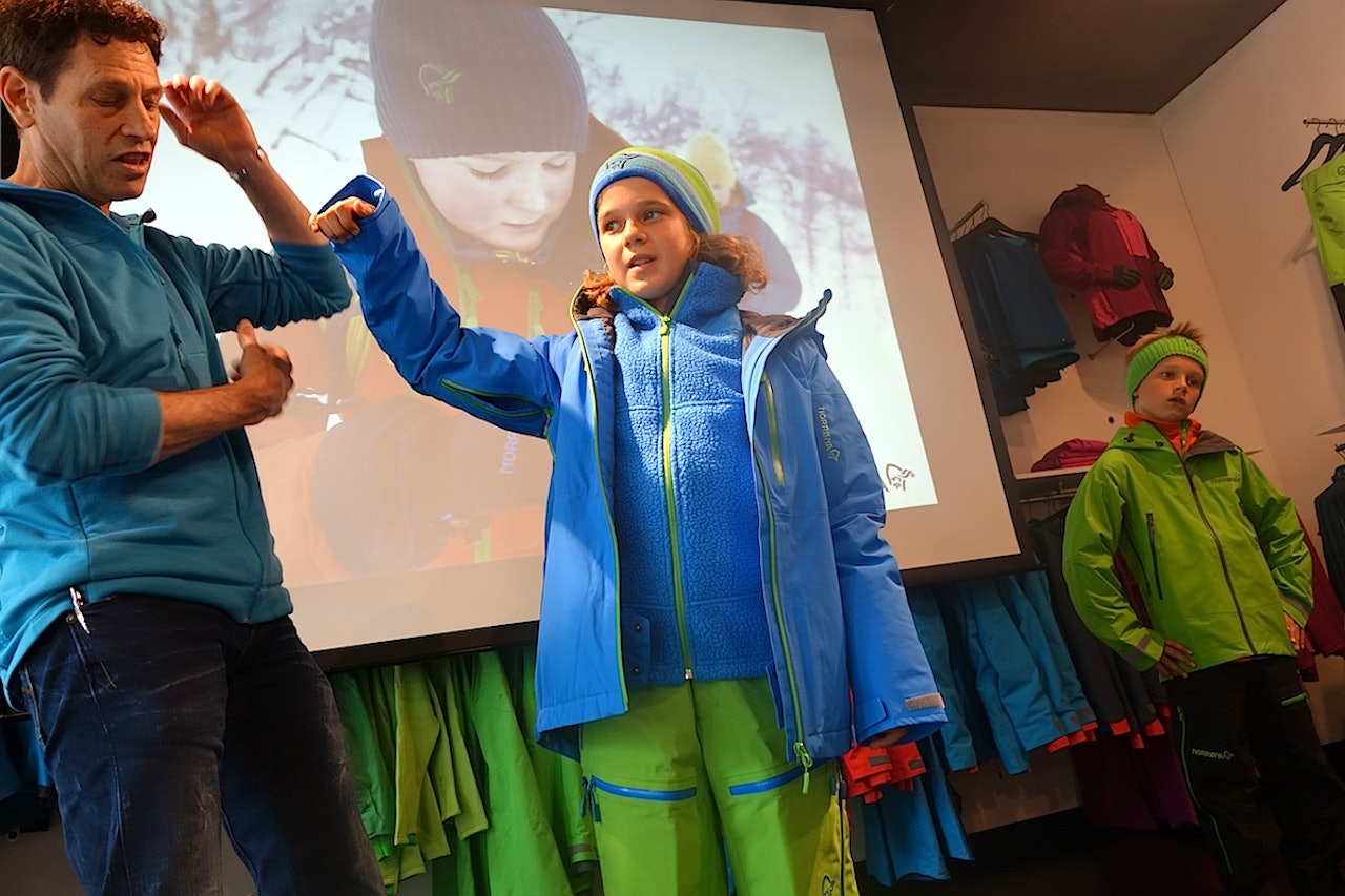 FUNKSJONELT: Brad Boren og Norrønas juniorlag demonstrerer Lofoten-klærne i barnestørrelser. Foto: Erlend Sande