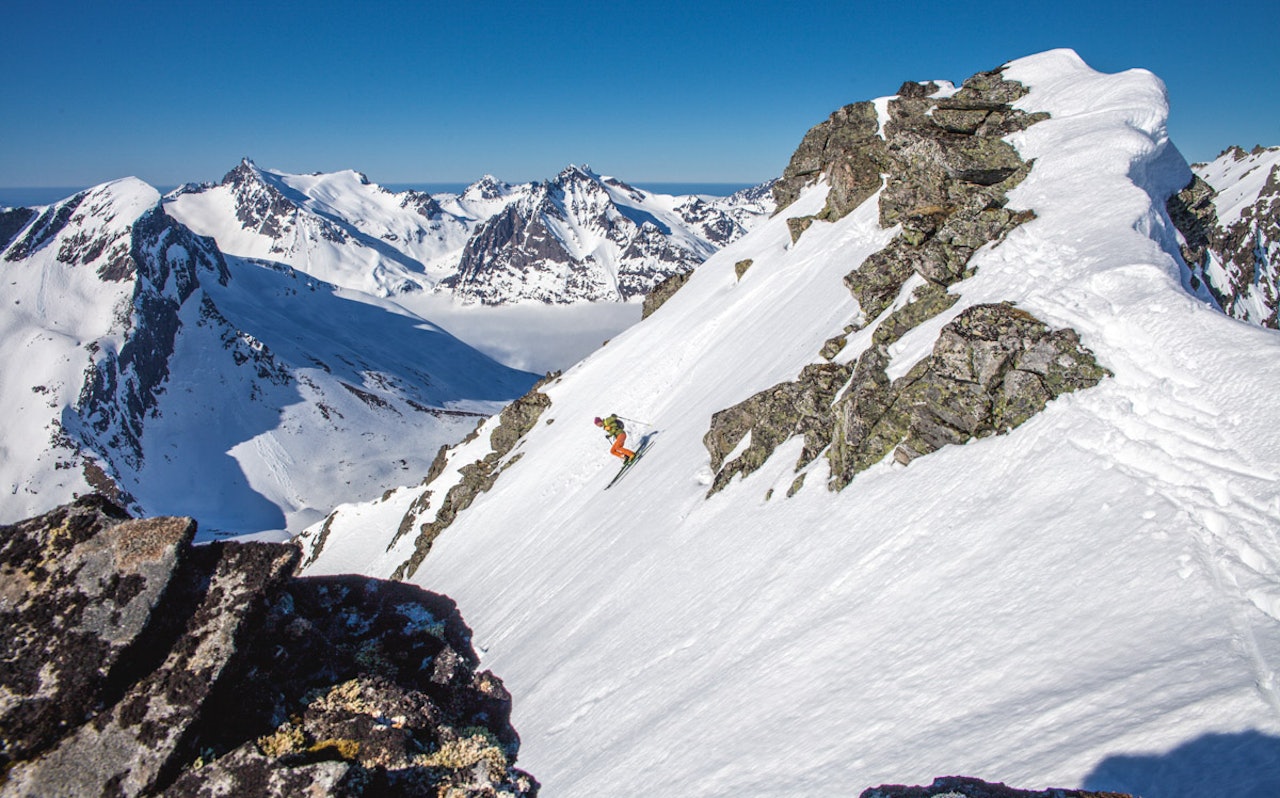 Stig Helset på toppflanken av Lisjedalshornet. Foto: Matias Myklebust Stig Helset på toppflanken av Lisjedalshornet. Foto: Matias Myklebust