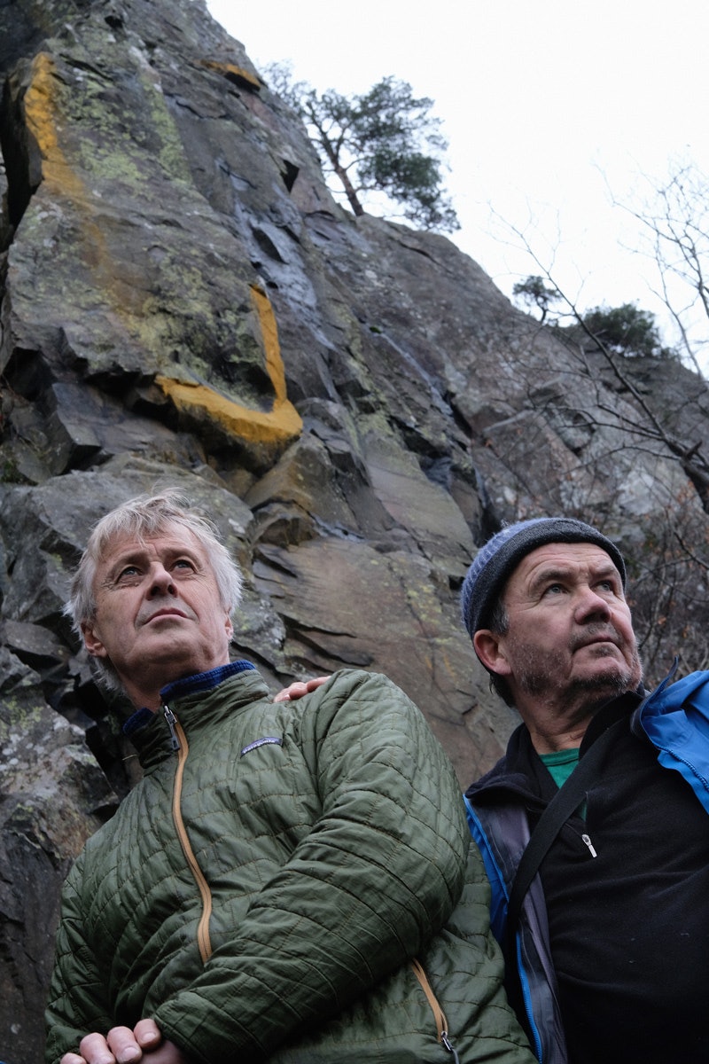 – LOVBRUDD: Marius Morstad (til venstre) og Jon Gangdal mener de gule merkene i Østveggen på Kolsås etter kunstprosjektet The Mountain Body er klare lovbrudd. De vil anmelde kunstneren. Foto: Hans Eidstuen Kolsås Helle Siljeholm Jon Gangdal Marius Morstad klatring