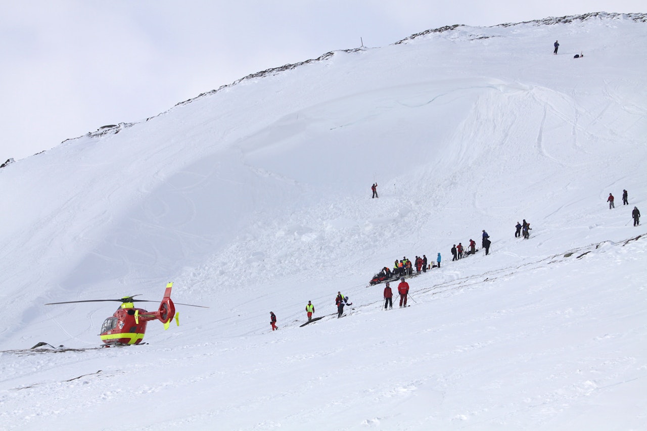 ØVELSE: Norsk Luftambulanse og andre redningsarbeidere øver på snøskred. Foto: Tore Meirik. ARKIV: Her fra en redningsaksjon. Foto: Tore Meirik