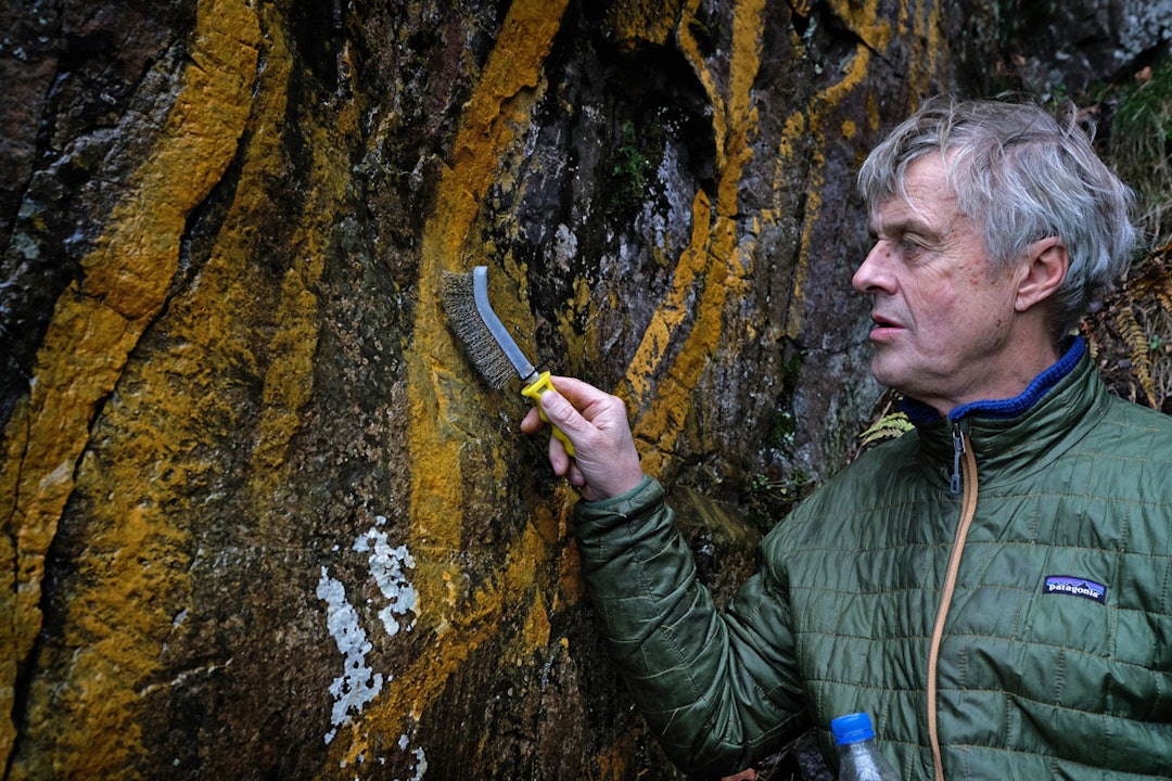 IKKE BORTE: De gule merkene i Østveggen på Kolsås er fortsatt synlige, snart tre måneder etter kunstprosjektet The Mountain Body. Marius Morstad (bildet) sier de ikke klarte på vaske bort merkene med såpevann og stålbørste. Foto: Hans Eidstuen kolsås Helle Siljeholm Jon Gangdal Marius Morstad klatring