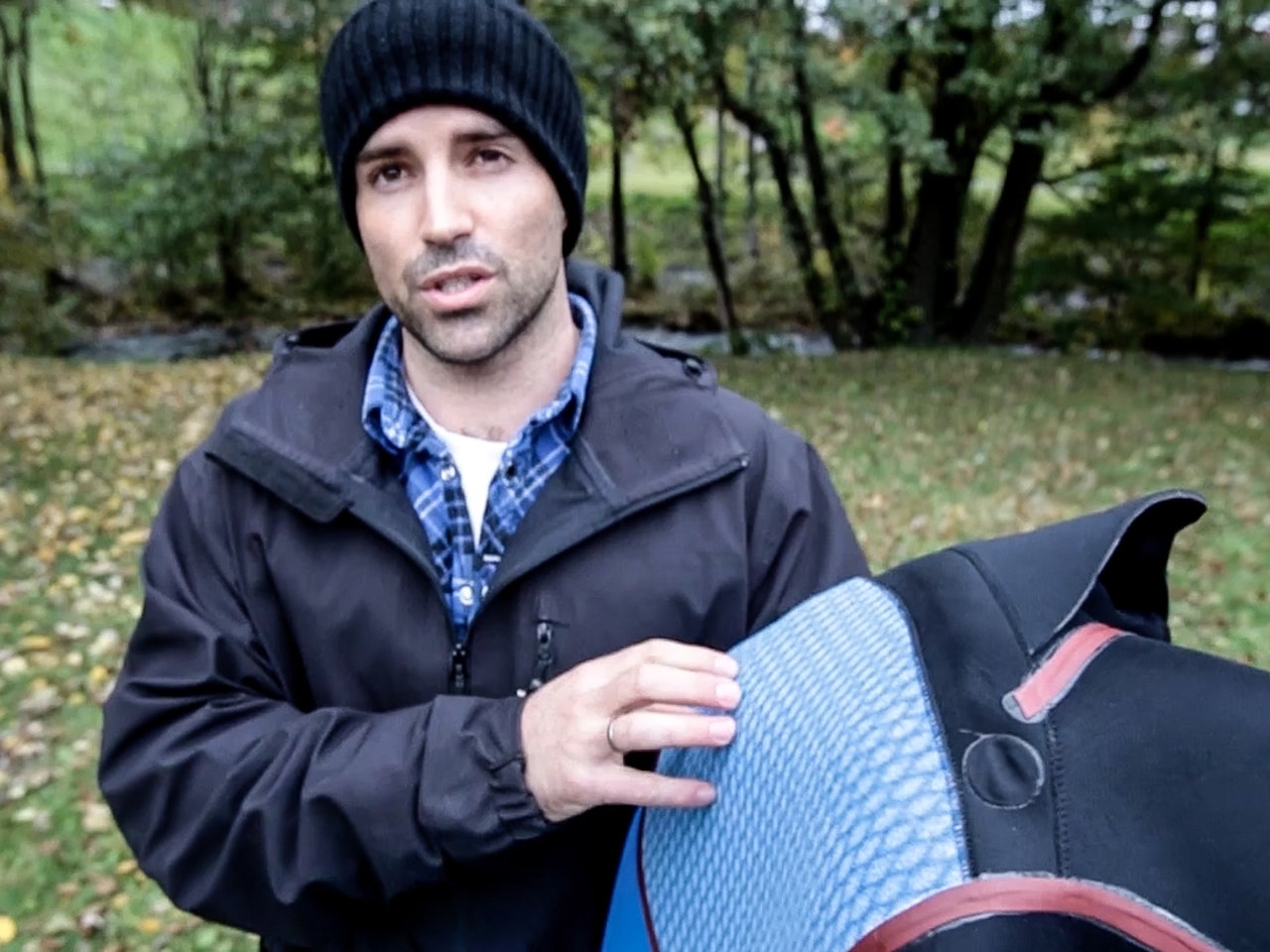 TAR HENSYN: Det rutete stoffet på innsiden er som kunstig ullmed gode varmeevner. Dessuten er det fremstilt av resirkulerte plastflasker. Bilde: Christian Nerdrum TAR HENSYN: Det rutete stoffet på innsiden er som kunstig ullmed gode varmeevner. Dessuten er det fremstilt av resirkulerte plastflasker. Bilde: Christian Nerdrum