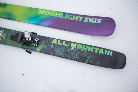 LETTVEKTERE: Med 110 millimeter på midten, 189 centimeters lengde og 0,76 gram per kvadratcentimeter er Moonlightskis All Mountain blant de letteste skiene i sin klasse. Foto: Tore Meirik LETTVEKTERE: Med 110 millimeter på midten, 189 centimeters lengde og 0,76 gram per kvadratcentimeter er Moonlightskis All Mountain blant de letteste skiene i sin klasse. Foto: Tore Meirik