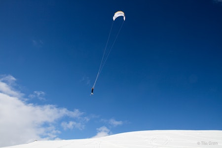 GLEDE: Dette kan være definisjonen av glede, meg som flyr ned fra en fjellside. Foto: Hans-Henrik Grøn