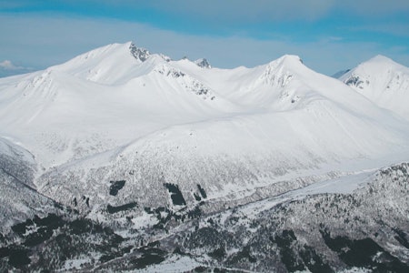 Kirketaket med Sørflanken og Vestrenna. Hesteskotraversen ender på Kirketaket etter en tur over søre Klauva og Klauva. Kirketaket med Sørflanken og Vestrenna. Hesteskotraversen ender på Kirketaket etter en tur over søre Klauva og Klauva.