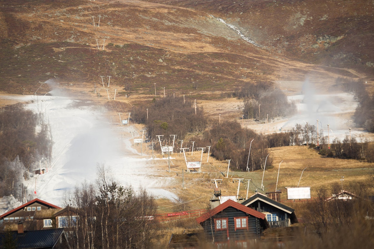 HANDLING: Vinterne har allerede blitt kortere. Nå krever POW handling. Foto: Tore Meirik KUNSTSNØ: Ikke så ille som man skal ha det til, i hvert fall hvis man ikke setter noe adjektiv foran hvordan snø skal være. Bilde: Tore Meirik