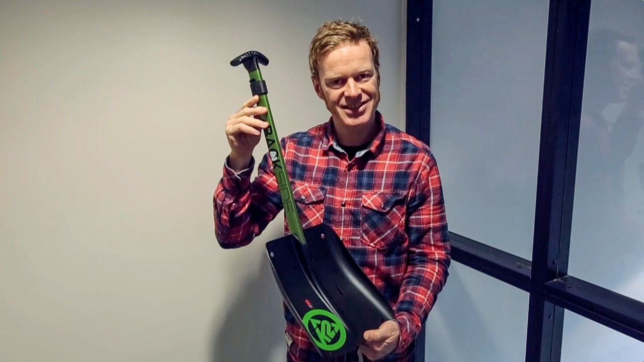 ACE OF SPADES: Det har skjedd ett og annet med spaden gjennom åra. På spadeposen står oppskriften på hvordan kjelken skal settes sammen. Espen Sollien demonstrerer Rescue spaden. ACE OF SPADES: Det har skjedd ett og annet med spaden gjennom åra. På spadeposen står oppskriften på hvordan kjelken skal settes sammen. Espen Sollien demonstrerer Rescue spaden.