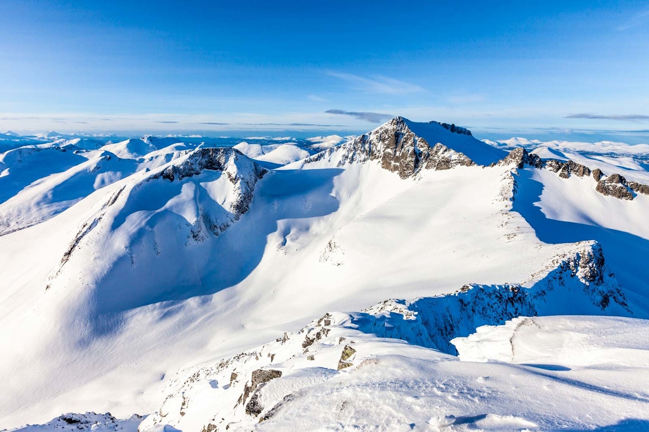 Siste del av Hesteskotraversen fra Klauva til Kirketaket. Vær oppmerksom på skavler ut over den bratte nordøstveggen det siste stykket mot toppen. Foto: Einar Engdal Siste del av Hesteskotraversen fra Klauva til Kirketaket. Vær oppmerksom på skavler ut over den bratte nordøstveggen det siste stykket mot toppen. Foto: Einar Engdal
