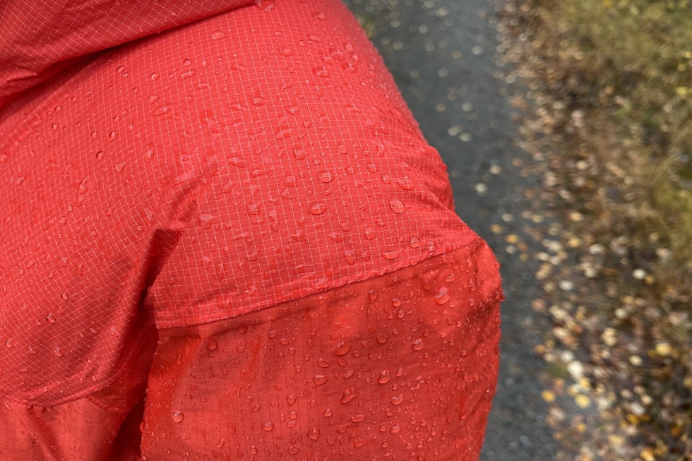 Test: Slik ser det ut når dunisen er vanntett – eller iallfall vannavvisende. Her er det Arc'Teryx Alpha Parka som må takle en skur i Jotunheimen. Det tålte den godt. Foto: Dag Hagen test av regntette varme jakker