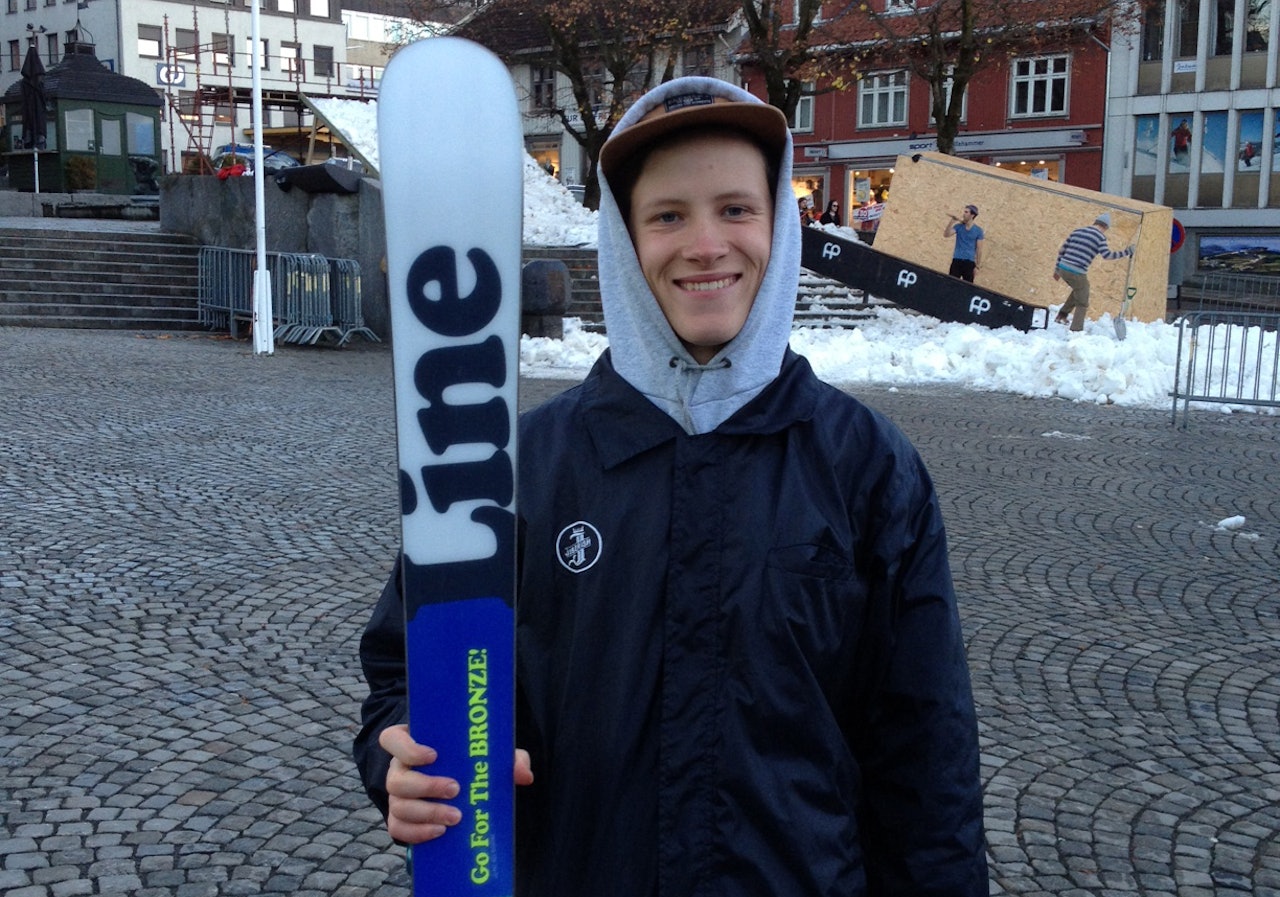 KLAR FOR LINE: Sig Tveit er verdens kuleste vossing, og han skal kjøre på Line fra og med i dag. Her er han på plass på Field railjam med sine nye ski. Foto: Espen Sollien KLAR FOR LINE: Sig Tveit er verdens kuleste vossing, og han skal kjøre på Line fra og med i dag. Her er han på plass på Field railjam med sine nye ski. Foto: Espen Sollien