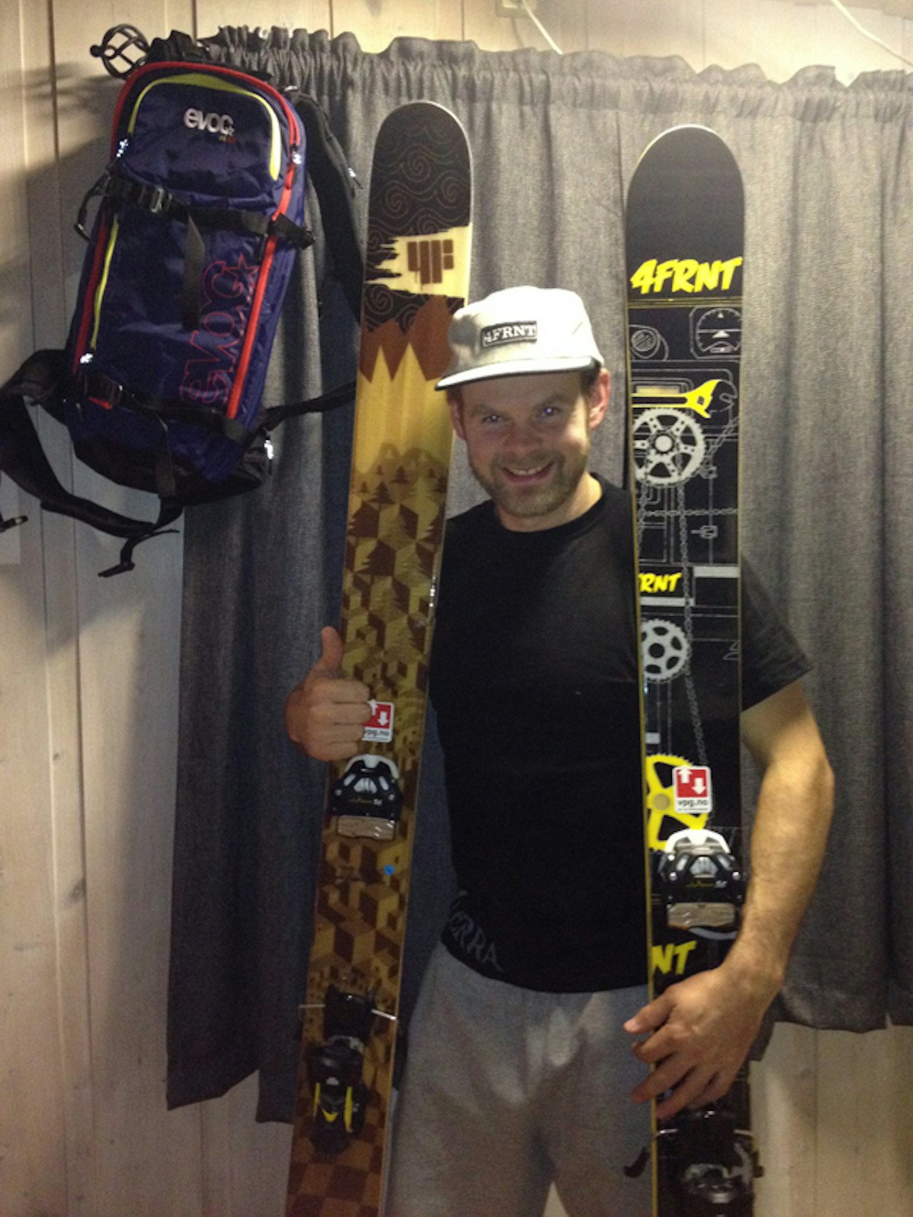 NYTT STÆSJ: Hans Petter Bakke har fått ny caps av sin nye sponsor. Og et par ski og en sekk. Foto: Lillian Jakobsson
