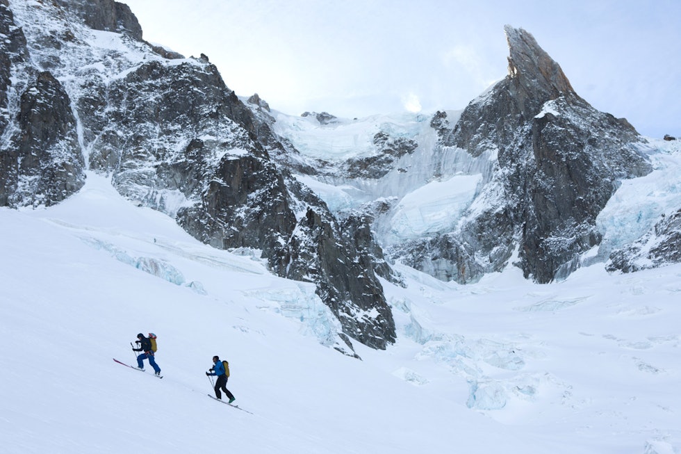 PÅ VEI OPP: Topptur på ski og snowboard kan gi unike opplevelser i vinterfjellet. Dette er fra Chamonix i Frankrike. Foto: Tore Meirik randoneesko topptur