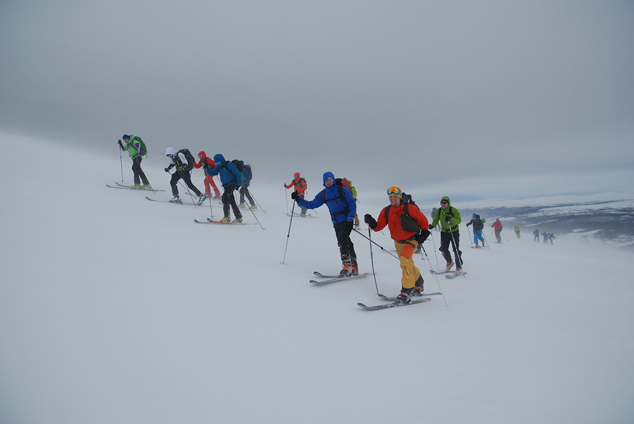 Vår første tur gikk opp på toppen av Hummelfjellet, kalt Gråhøgda, i særdeles skiftende værforhold. Foto: Jon Olav Volden