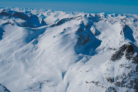 Finnan massivet med det tre turene opp; Sørøstryggen, Østryggen og Nordryggen. Nordre og Søndre Finnanbre på hver side av Østryggen. Alnestinden til venstre Finnan massivet med det tre turene opp; Sørøstryggen, Østryggen og Nordryggen. Nordre og Søndre Finnanbre på hver side av Østryggen. Alnestinden til venstre