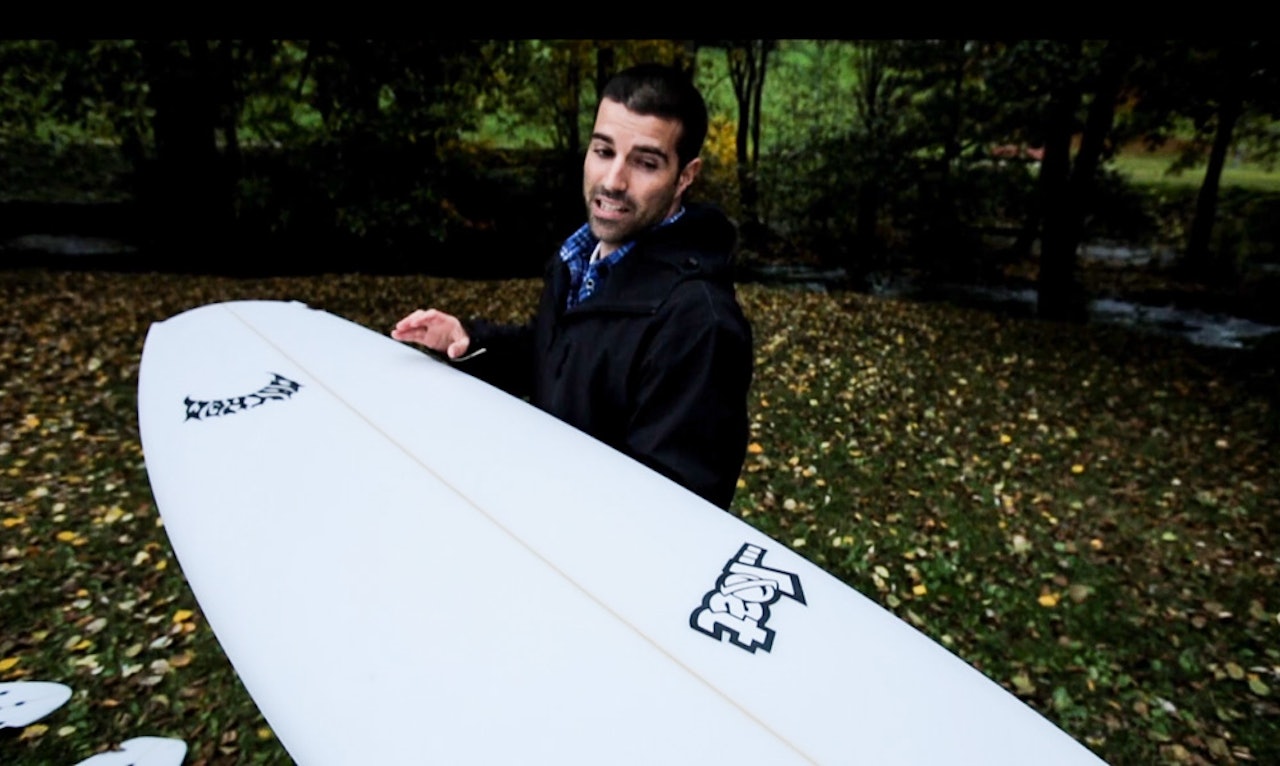 STØRRE GARDEROBE: Hva gjør du når havet flater ut, og surfsuget fortsatt iler gjennom kroppen? Går på land og venter på bedre tider? Skaff deg heller en real padlemaskin som gjør slapt atlanterhavs-skulp om til virile ramper. Bilde: Christian Nerdrum STØRRE GARDEROBE: Hva gjør du når havet flater ut, og surfsuget fortsatt iler gjennom kroppen? Går på land og venter på bedre tider? Skaff deg heller en real padlemaskin som gjør slapt atlanterhavs-skulp om til virile ramper. Bilde: Christian Nerdrum