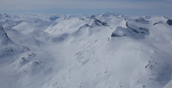 Storebjørn er kanskje den toppen i Jotunheimen som er mest besøkt med toppturski. Fra toppen har du fantastisk utsikt mot Hurrungane, og du kan se starten på de vestlandske fjordene. Foto: Marte Stensland Jørgensen / Høgruta i Jotunheimen. Storebjørn er kanskje den toppen i Jotunheimen som er mest besøkt med toppturski. Fra toppen har du fantastisk utsikt mot Hurrungane, og du kan se starten på de vestlandske fjordene. Foto: Marte Stensland Jørgensen / Høgruta i Jotunheimen.