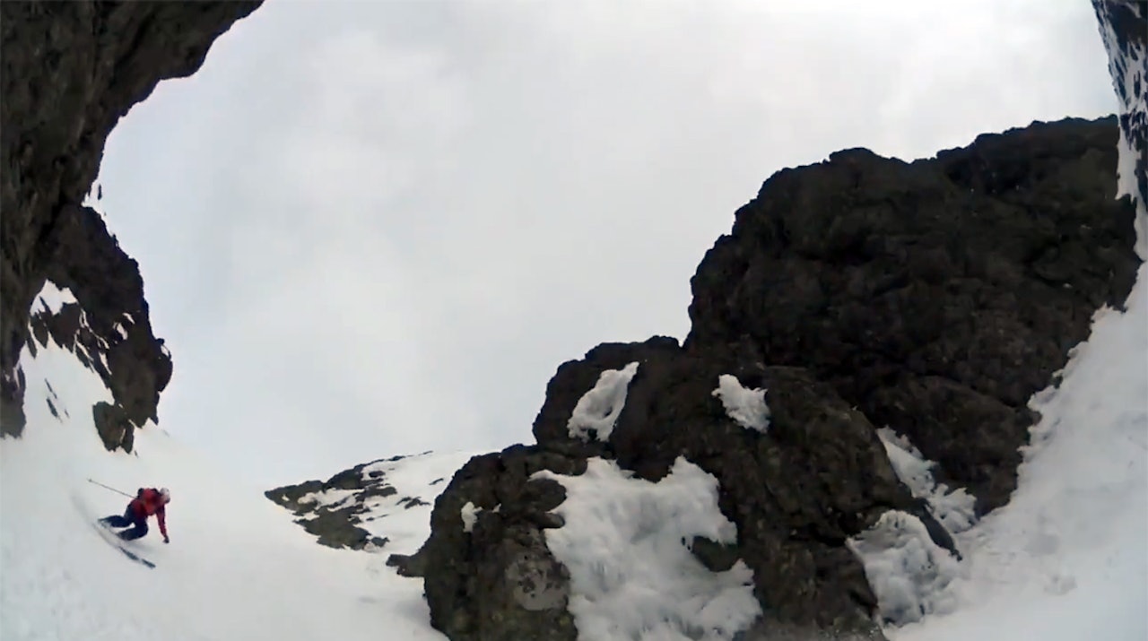 FØLGER PÅ: Asbjørn Hellås gir gass bak Ole Kristian Strøm i styggbratte Skogshornrenna i Hemsedal. Foto: Ole K. Strøm FØLGER PÅ: Asbjørn Hellås gir gass bak Ole Kristian Strøm i styggbratte Skogshornrenna i Hemsedal. Foto: Ole K. Strøm