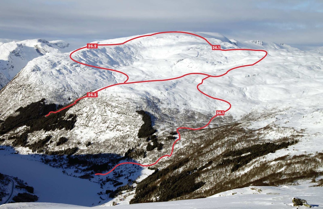 SOGN: Torsdadnakken fra sørøst. Foto: Fra boka Toppturar i Sogn. Torstadnakken frå søraust. / Toppturar i Sogn.