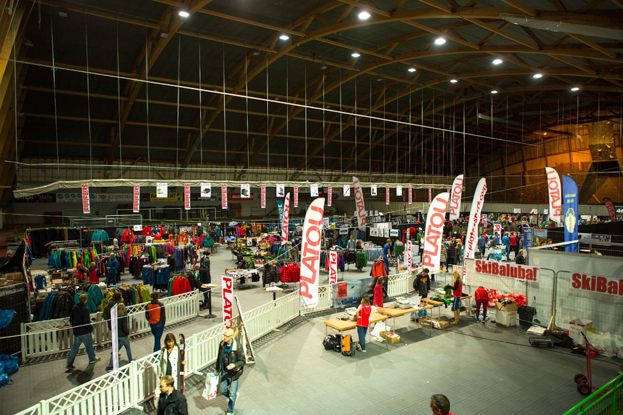 IKKE BILLIG NOK: Selv ikke når det er skibaluba og supersalg klarer norske sportsbutikker å konkurrere på pris med utenlandske nettbutikker. Er det bra? Er det virkelig ikke plass til den norske ski-faghandelen lenger? Kommentarforfatteren driver selv sportsbutikk, og håper å få bedre betalt for fagkunnskapen sin i framtida. Arkivfoto: Tore Meirik IKKE BILLIG NOK: Selv ikke når det er skibaluba og supersalg klarer norske sportsbutikker å konkurrere på pris med utenlandske nettbutikker. Er det bra? Er det virkelig ikke plass til den norske ski-faghandelen lenger? Kommentarforfatteren driver selv sportsbutikk, og håper å få bedre betalt for fagkunnskapen sin i framtida. Arkivfoto: Tore Meirik