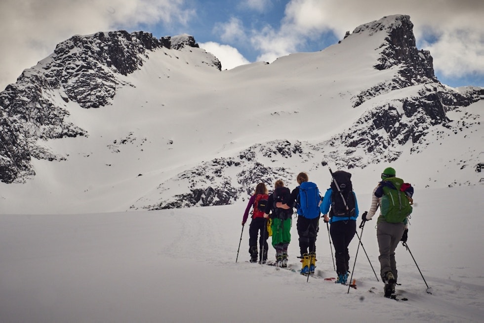 EN FARLIG LEKEGRIND: Det ser vakkert og fredelig ut, men under snøen kan det ligge skjulte farer. Ni av ti som omkommer i skred har utløst det selv. Foto: Andrea Mannberg/CARE snøskred