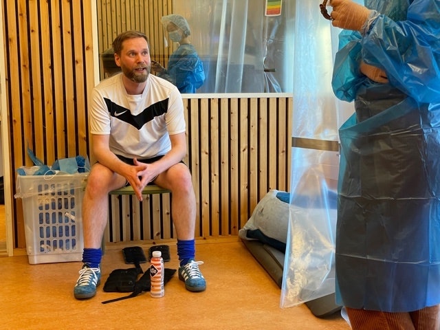 PULSEN MÅ NED: Jon-André Dalbakk får igjen pusten etter oppvarmingen, før han skal gå med sekk på tredemølla. Foto: Audun Hetland/CARE skreforskning