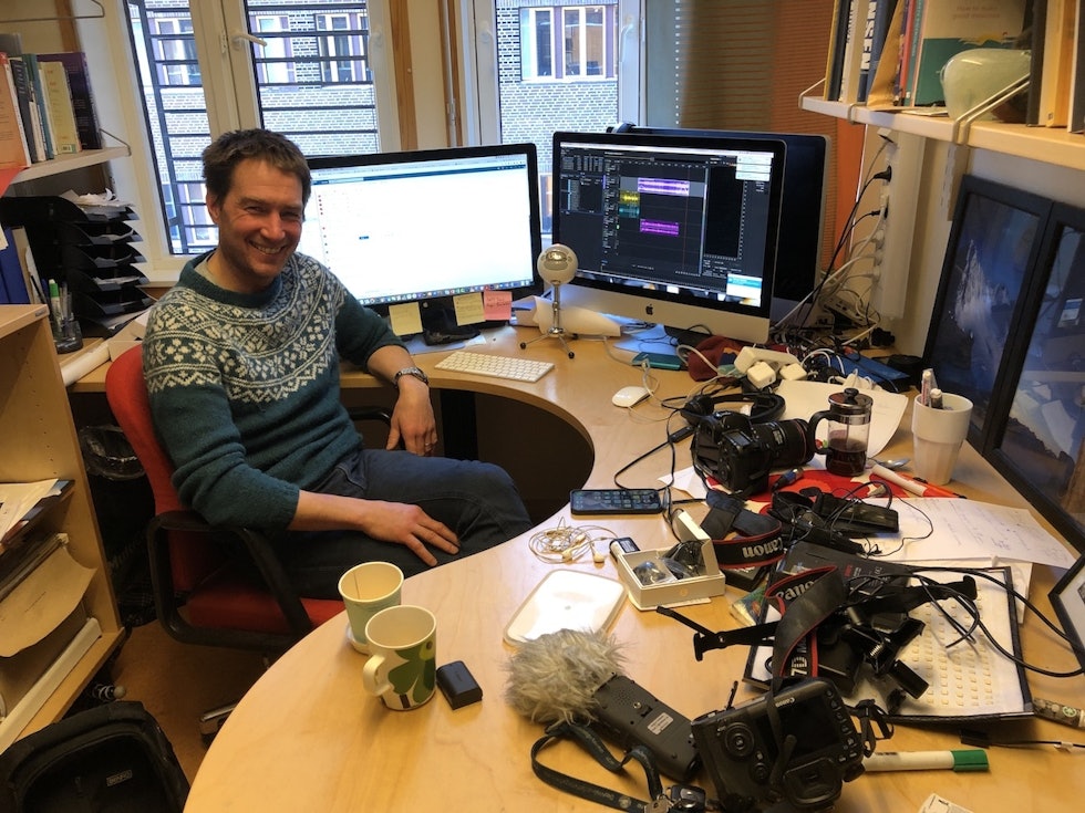 FORNØYD: Audun Hetland er fornøyd med å ha gjennomført nok en test i laboratoriet. Her tilbake på kontoret, hvor han også lager podkasten Skredpodden. Foto: Karine Nigar Aarskog Snøskred