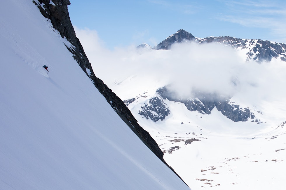 VALDRESFLYA: Takler du innmarsjen er det mye fin skikjøring med Valdresflya som utgangspunkt. Leif Øyvind Solemsli gønner på ned 2000-meters toppen Mannen. Foto: Tore Meirik topptur jotunheimen