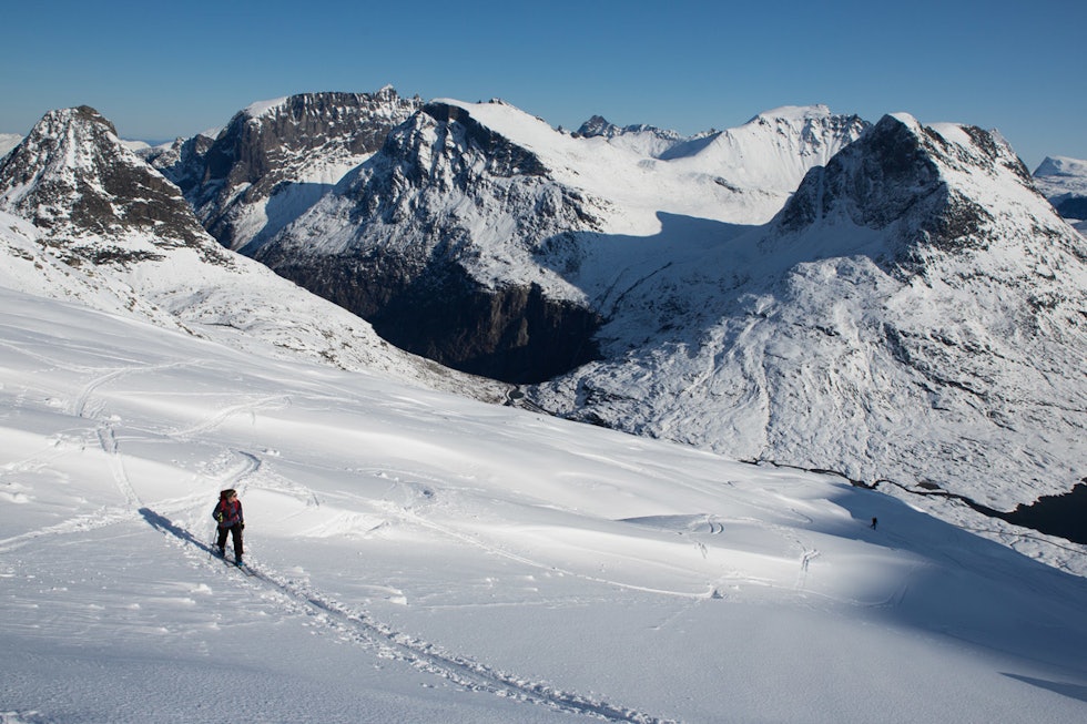 TROLLSTIGEN: Ingvild Farstad på vei mot Alnestind i Romsdal tidlig i oktober 2019. Foto: Tore Meirik topptur trollstigen alnestind