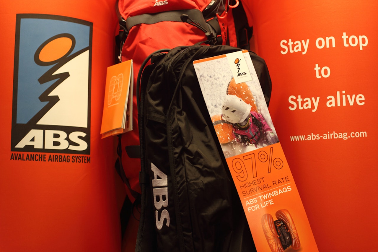 GAMLE TALL: ABS reklamerer med 97 % overlevelsesrate med sine skredballongsekker, men dette er basert på statistikk som ikke har blitt oppdatert siden 2009. Foto: Tore Meirik GAMLE TALL: ABS reklamerer med 97 % overlevelsesrate med sine skredballongsekker, men dette er basert på statistikk som ikke har blitt oppdatert siden 2009. Foto: Tore Meirik