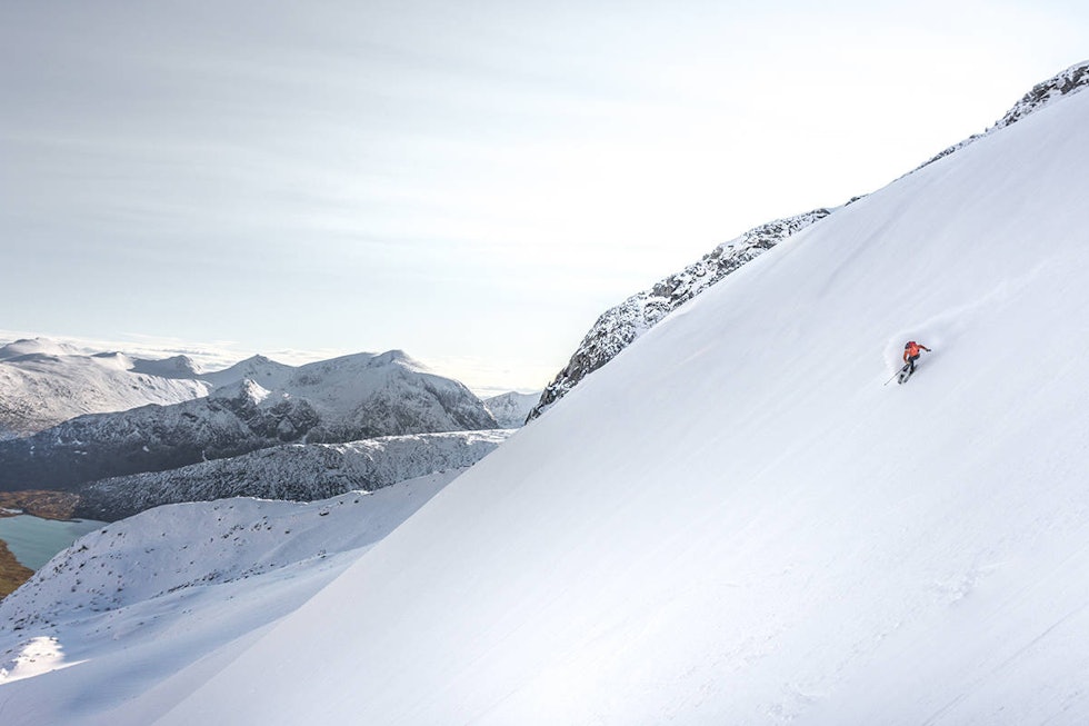 FØRSTE SVINGER: Alexander Nordvall nyter første svingene for 20/21-sesongen. Ippocohkka og Lossivatnet i bakgrunnen. Foto Finn Kristoffer Hovem narvik topptur