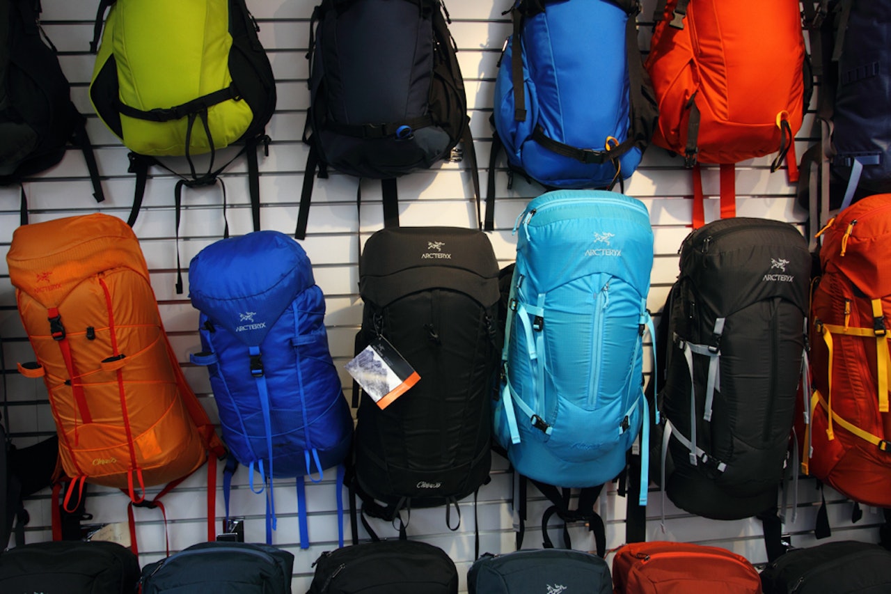 UTEN BALLONG: Disse sekkene fikk vi ta bilde av, for dette er Arc´teryx-sekkene som kommer til høsten. Men skredballongsekken deres må vi vente lenger på. Foto: Tore Meirik UTEN BALLONG: Disse sekkene fikk vi ta bilde av, for dette er Arc´teryx-sekkene som kommer til høsten. Men skredballongsekken deres må vi vente lenger på. Foto: Tore Meirik