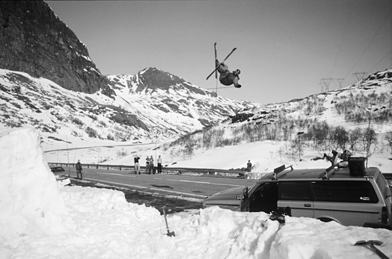 UNGDOMSTRIKS: Andreas Håtveit over riksveien i Sudndalen vinteren 2003. Foto: Jon Håtveit UNGDOMSTRIKS: Andreas Håtveit over riksveien i Sudndalen vinteren 2003. Foto: Jon Håtveit