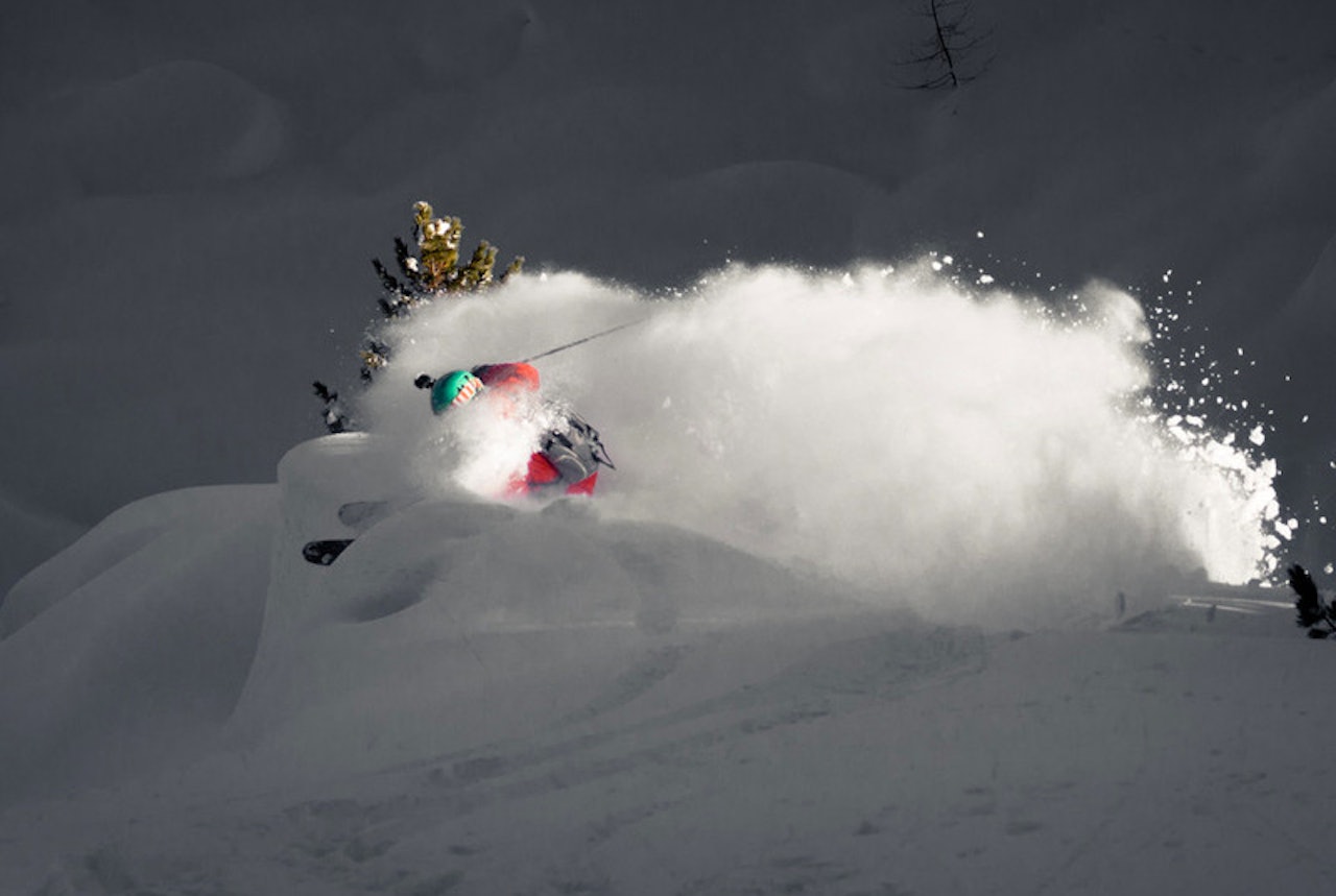 Dennis Risvoll herjer på en vakker, pudderdynka rygg i Nendaz. Dennis Risvoll herjer på en vakker, pudderdynka rygg i Nendaz.