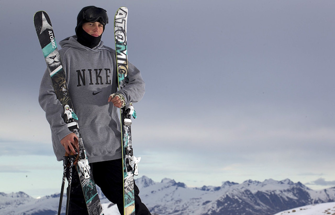 TIL ATOMIC: Gus Kenworthy poserer på New Zealand med sine nye ski som han ikke har kjøpt i den lokale sportsbutikken. Foto: Camilla Stoddart