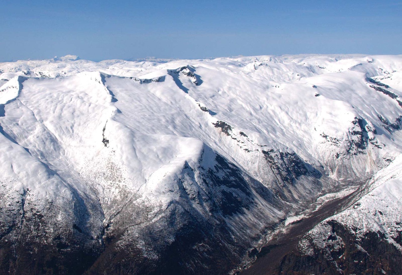 Nye eventyr i sikte rundt Vetlefjorden. Foto: Einar Løken. / Toppturar i Sogn. Nye eventyr i sikte rundt Vetlefjorden. Foto: Einar Løken. / Toppturar i Sogn.