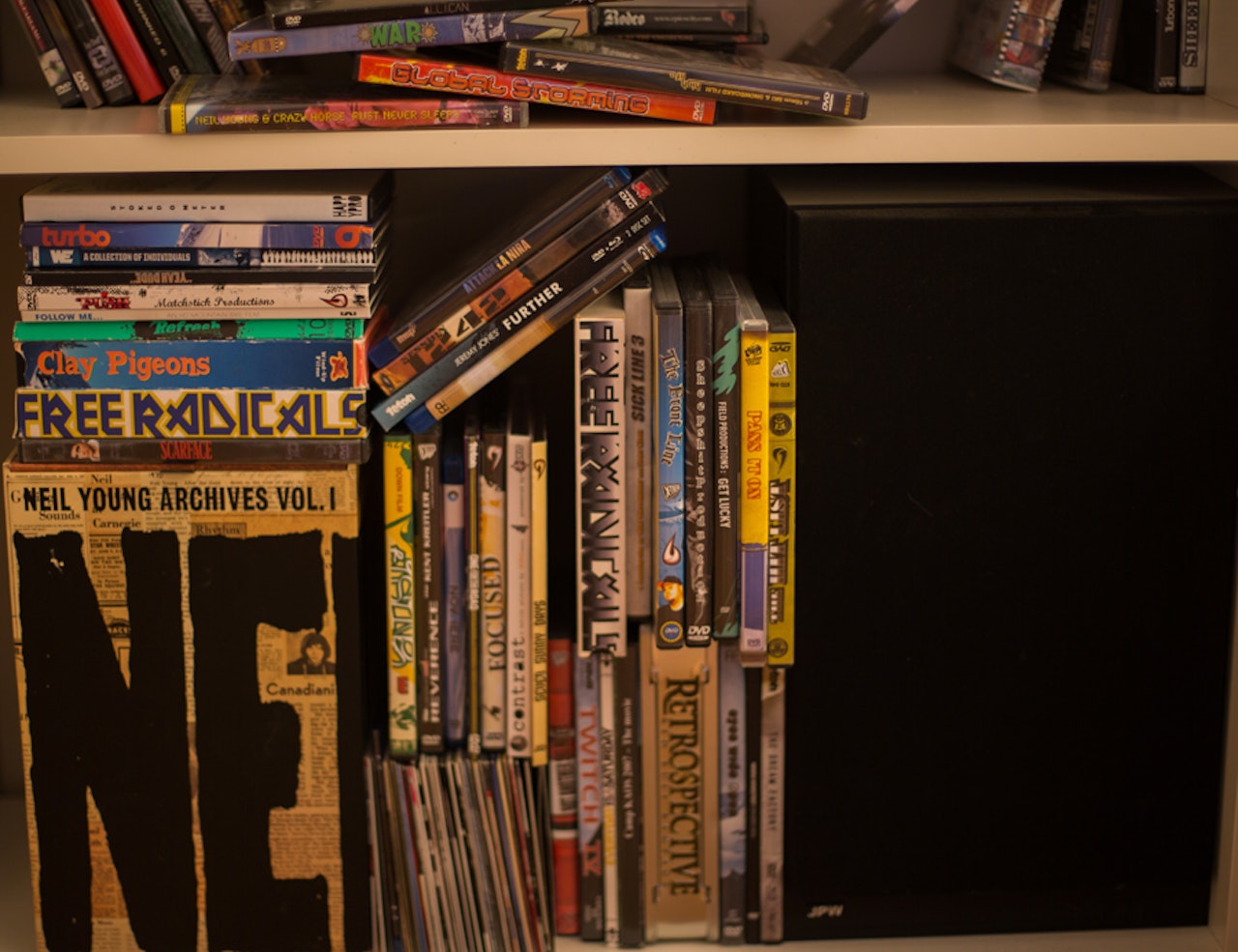 KULTUR: Gammel rock, her representert ved en svindyr Blu Ray-boks og en svart høyttaler, og en drøss skifilmer, den eldste fra 1998. VHS selvsagt. Foto. Tore Meirik KULTUR: Gammel rock, her representert ved en svindyr Blu Ray-boks og en svart høyttaler, og en drøss skifilmer, den eldste fra 1998. VHS selvsagt. Foto. Tore Meirik