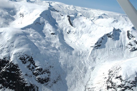 Oversikt Anestølen frå aust. / Toppturar i Sogn. Oversikt Anestølen frå aust. / Toppturar i Sogn.