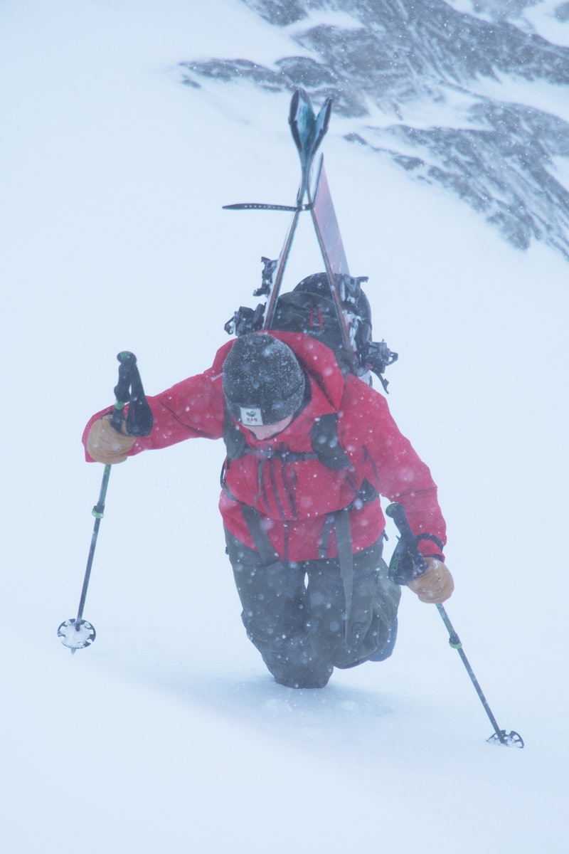 TESTING: Siv-Elin Skogen på vei opp mot Åbittind på Nordmøre med Norrøna Lofoten Gore-tex Thermo short på hendene. Foto: Tore Meirik test hansker topptur