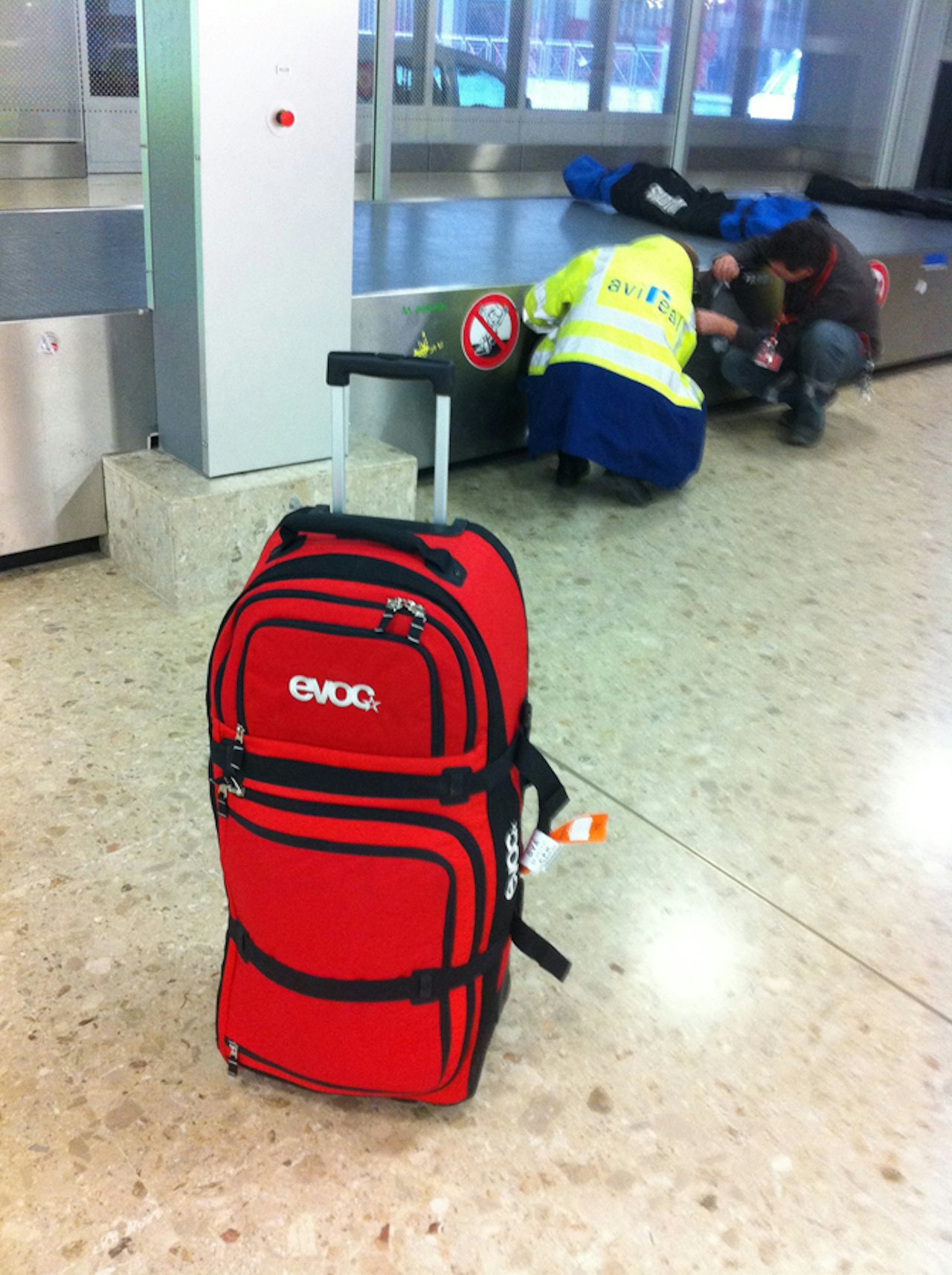 PÅ TUR: Evoc World Traveller på flyplassen i Geneve. Foto: Tore Meirik