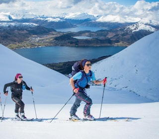 Linn Cathrin Straume, Runa Vik og Synnøve Sunde på veg opp mot den bratte toppryggen på Saudehornet. Foto: Håvard Myklebust Linn Cathrin Straume, Runa Vik og Synnøve Sunde på veg opp mot den bratte toppryggen på Saudehornet. Foto: Håvard Myklebust