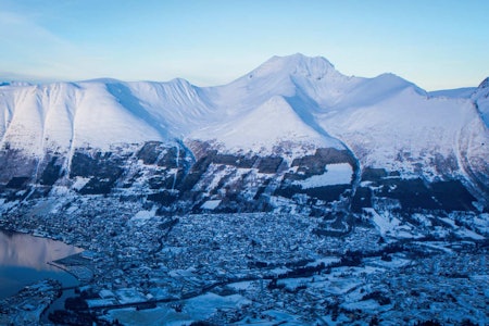 Sentrumsfjella over Ørsta. F.v: Nivane, Vardehornet, Saudehornet, Vallahornet og Kyrkjetinden. Foto: Håvard Myklebust Sentrumsfjella over Ørsta. F.v: Nivane, Vardehornet, Saudehornet, Vallahornet og Kyrkjetinden. Foto: Håvard Myklebust