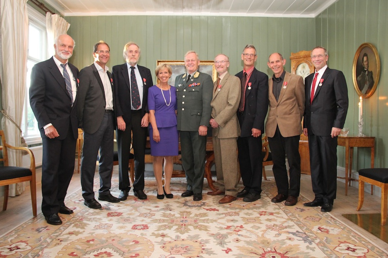 FIKK MEDALJE: Fra venstre: Einar Husebye, Kjell Skog, Arthur Kjelstrup-Olsen, forsvarsminister Anne-Grete Strøm-Erichsen, forsvarssjef Harald Sunde, Ulf Prytz, Bjørn Hancke-Olsen, Svein Andrew Smelvær, Sjur Nesheim. Johannes Lynge og Arild Meyer var ikke til stede da bildet ble tatt. Jarl Ivar Sæther ble tildelt forsvarsmedaljen post mortem. Foto: Eskil Grendahl Sivertsen, Forsvarsdepartementet