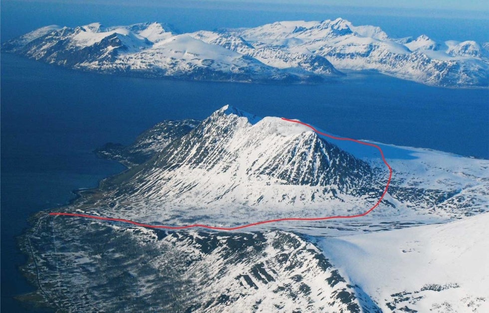 Russelvfjellet sett fra sørvest. Arnøya i bakgrunnen. Foto: Lorentz Mandal. / Trygge toppture Russelvfjellet