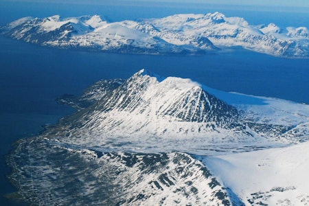 Russelvfjellet sett fra sørvest. Arnøya i bakgrunnen. Foto: Lorentz Mandal. / Trygge toppturer.