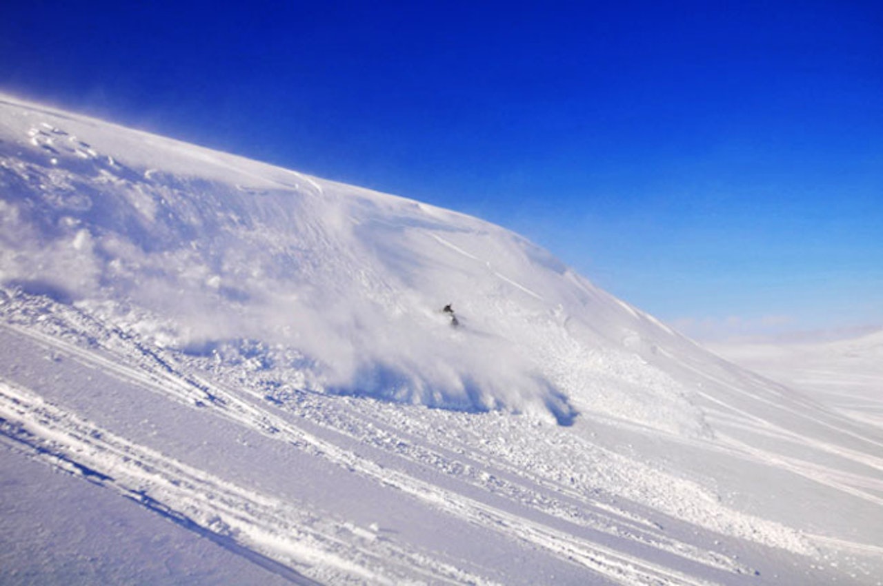 ULOVLIG: I Norge er heldigvis skuterkjøring som på dette bildet ulovlig, men hvorfor utsettes ikke skuterjørere som bryter loven for samme kritikk som lovlydige skikjørere som utløser snøskred? Foto: BCA ULOVLIG: I Norge er heldigvis skuterkjøring som på dette bildet ulovlig, men hvorfor utsettes ikke skuterjørere som bryter loven for samme kritikk som lovlydige skikjørere som utløser snøskred? Foto: BCA