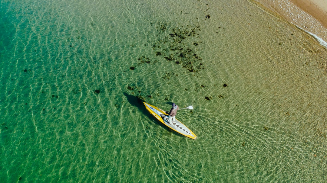 KLART VANN: Skiphellestranda i Drøbak kan friste med tindrende klart vann - og 8-9 grader Bilde: Christian Nerdrum Skiphellestranda i Drøbak kan friste med tindrende klart vann - og 8-9 grader