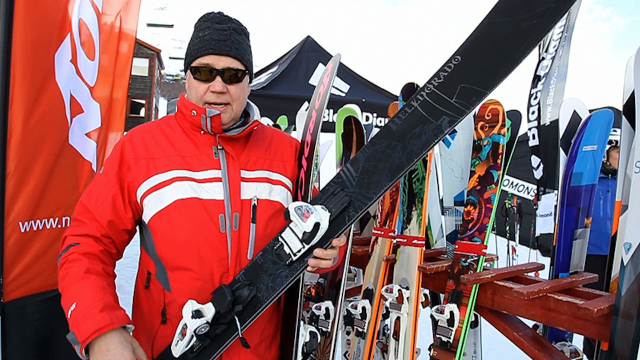 HELVETES GREIER: Bjørn Paulsen fra Ramo viser fram neste vinters bredeste Nordica-ski; Helldorado.