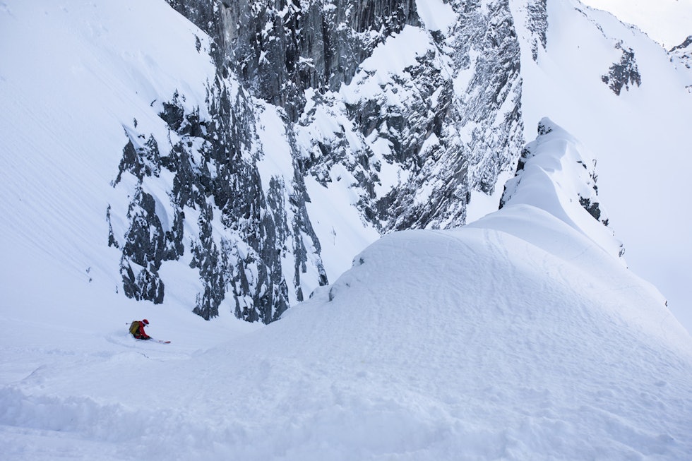 EKSOTISK NEDKJØRING: Toralf Furseth på ski i Dødens dal, som ligger under den mektige nordveggen på Skarfjell. Foto: Tore Meirik topptur sunndal